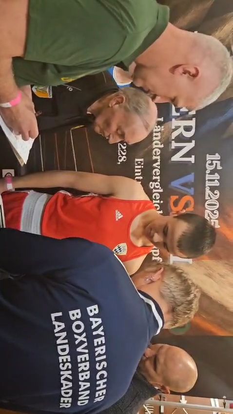 Bayernauswahl Bayern vs. Irland Unser Champion Santino Heppner gewinnt in Runde 2 durch technisches KO.